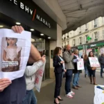 Manifestantes protestan ante la apertura de la tienda de Shein en París.