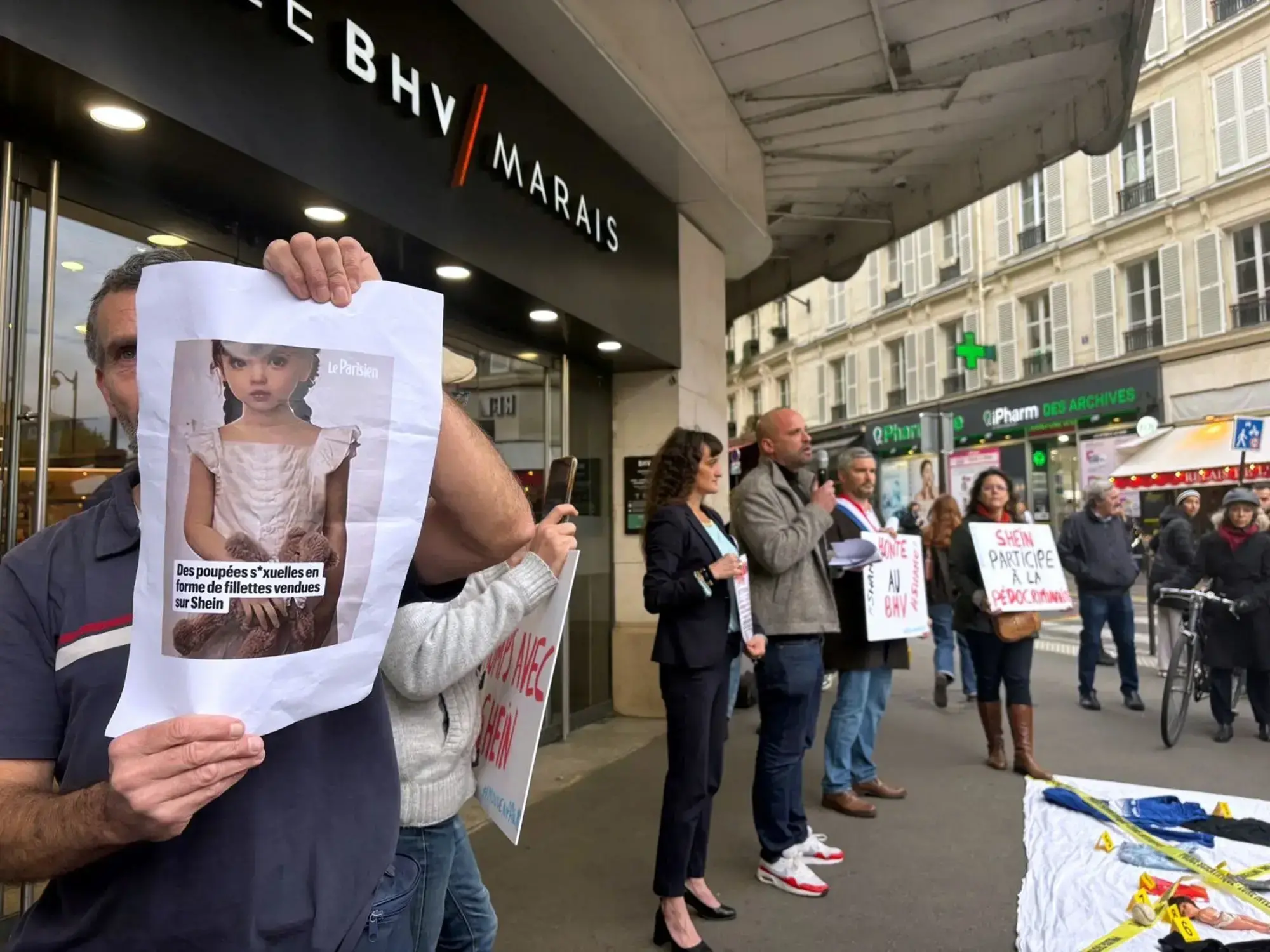 Manifestantes protestan ante la apertura de la tienda de Shein en París.