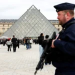 Personal de seguridad patrulla en las afueras del Museo del Louvre, en París, Francia.