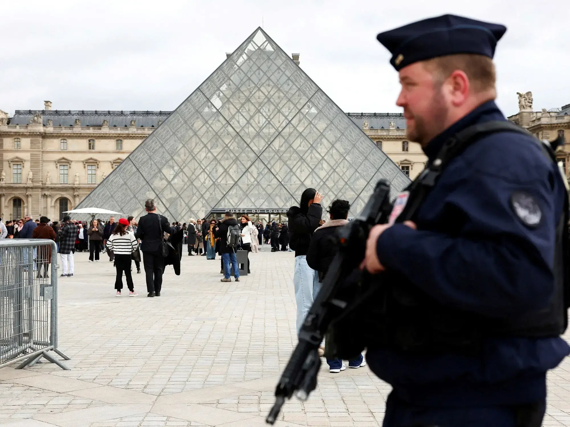 Personal de seguridad patrulla en las afueras del Museo del Louvre, en París, Francia.