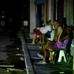 Personas esperan el regreso de la electricidad en La Habana, Cuba.