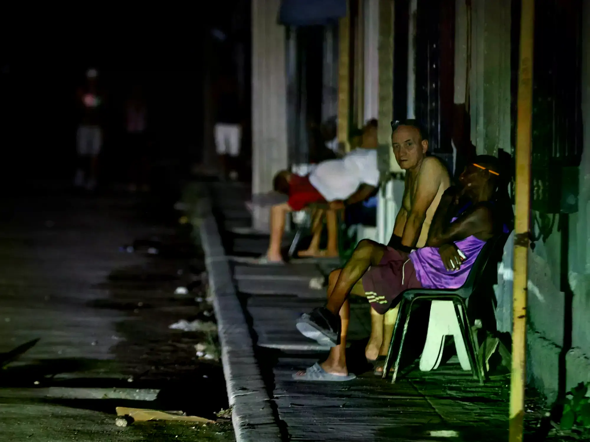 Personas esperan el regreso de la electricidad en La Habana, Cuba.