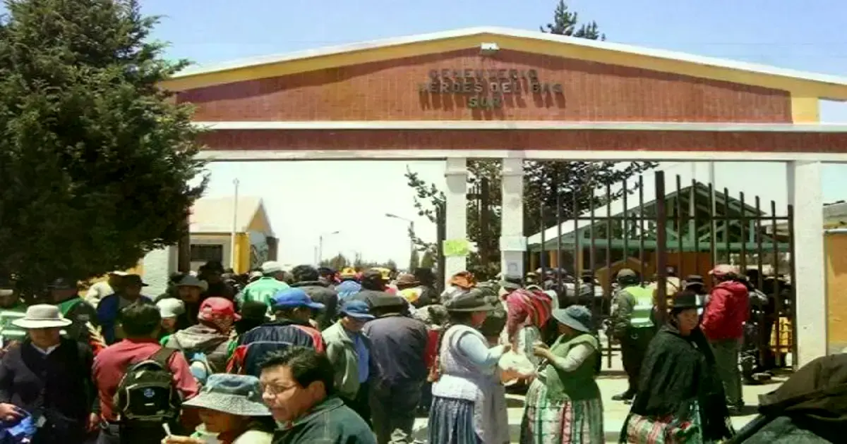 Fachada del Cementerio Héroes del Gas