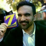 Zohran Mamdani, nuevo alcalde demócrata de Nueva York, posa para una foto durante la campaña electoral en Brooklyn