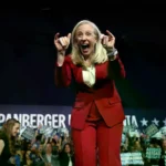 La vencedora demócrata como gobernadora electa de Virginia, Abigail Spanberger, celebra su triunfo