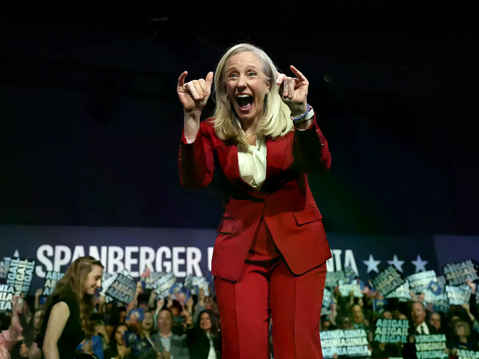 La vencedora demócrata como gobernadora electa de Virginia, Abigail Spanberger, celebra su triunfo