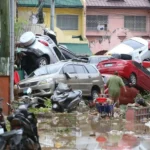 Vehículos amontonados tras las inundaciones provocadas por el tifón Kalmaegi en la ciudad de Cebú