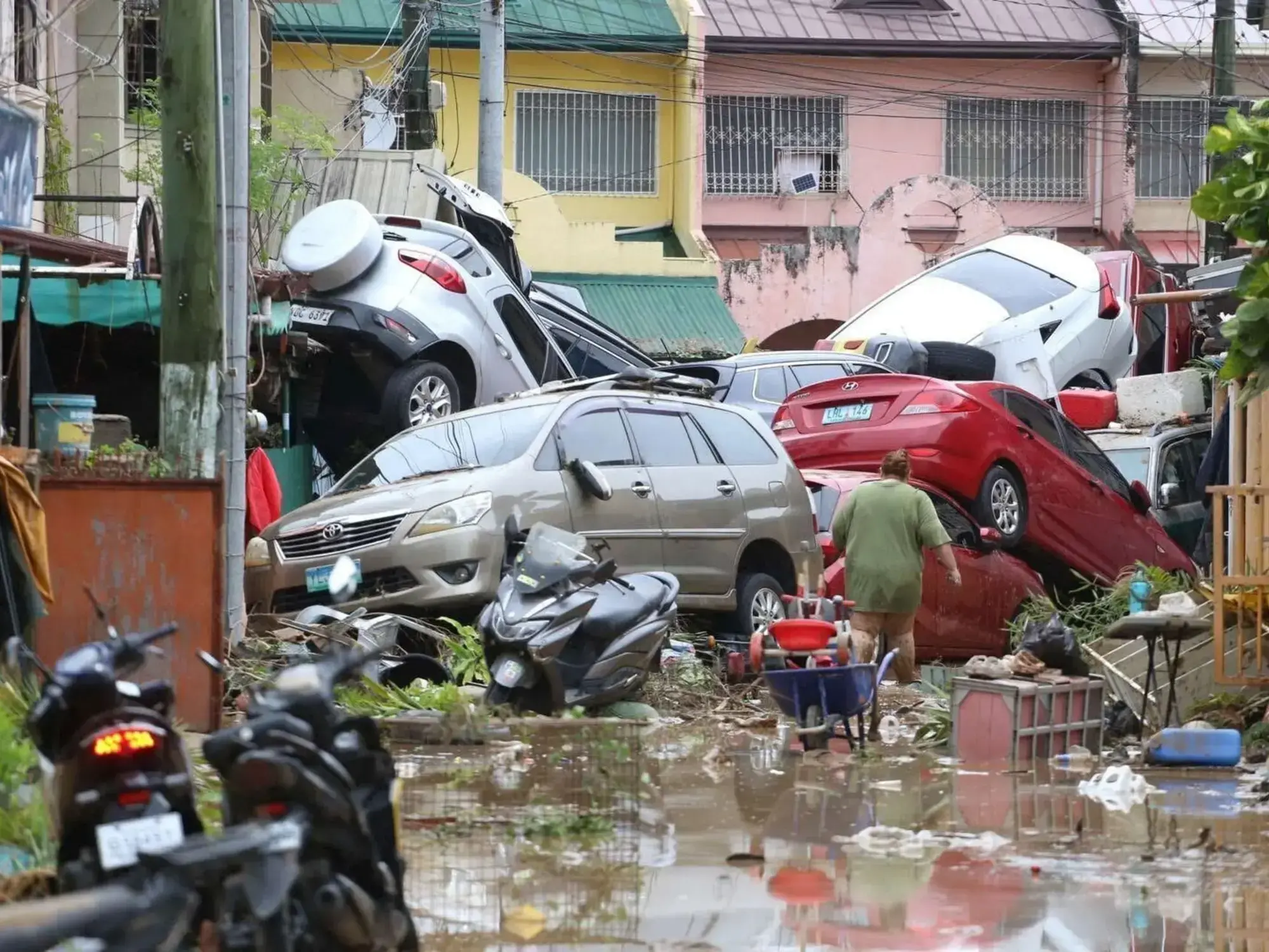 Vehículos amontonados tras las inundaciones provocadas por el tifón Kalmaegi en la ciudad de Cebú