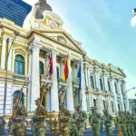 Fuerzas militares practican ejercicios en la plaza Murillo, para la llegada de los invitados especiales a la posesión de Rodr