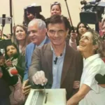 Rodrigo Paz Pereira, junto a su esposa, emite su voto tras lo cual se declaró ganador. Fue el 19 de octubre.