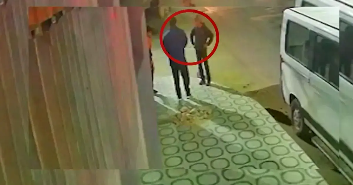 Momento en el que la víctima interviene en la discusión de dos hombres