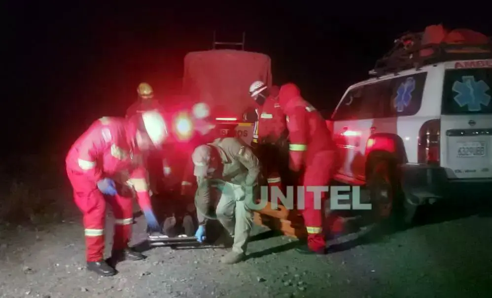 Los efectivos trasladan los restos del minero.