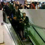 Personal de seguridad detiene a una persona en la nueva tienda de Shein en París