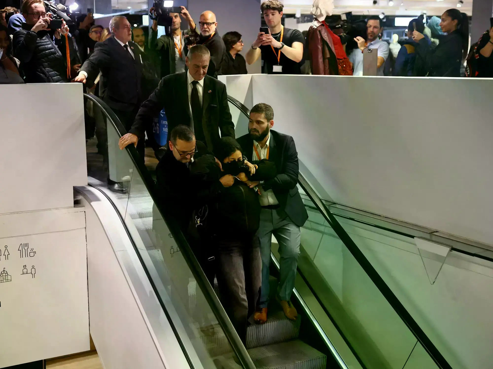 Personal de seguridad detiene a una persona en la nueva tienda de Shein en París