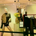 Policías antidisturbios frente al BHV Marais durante la apertura de Shein