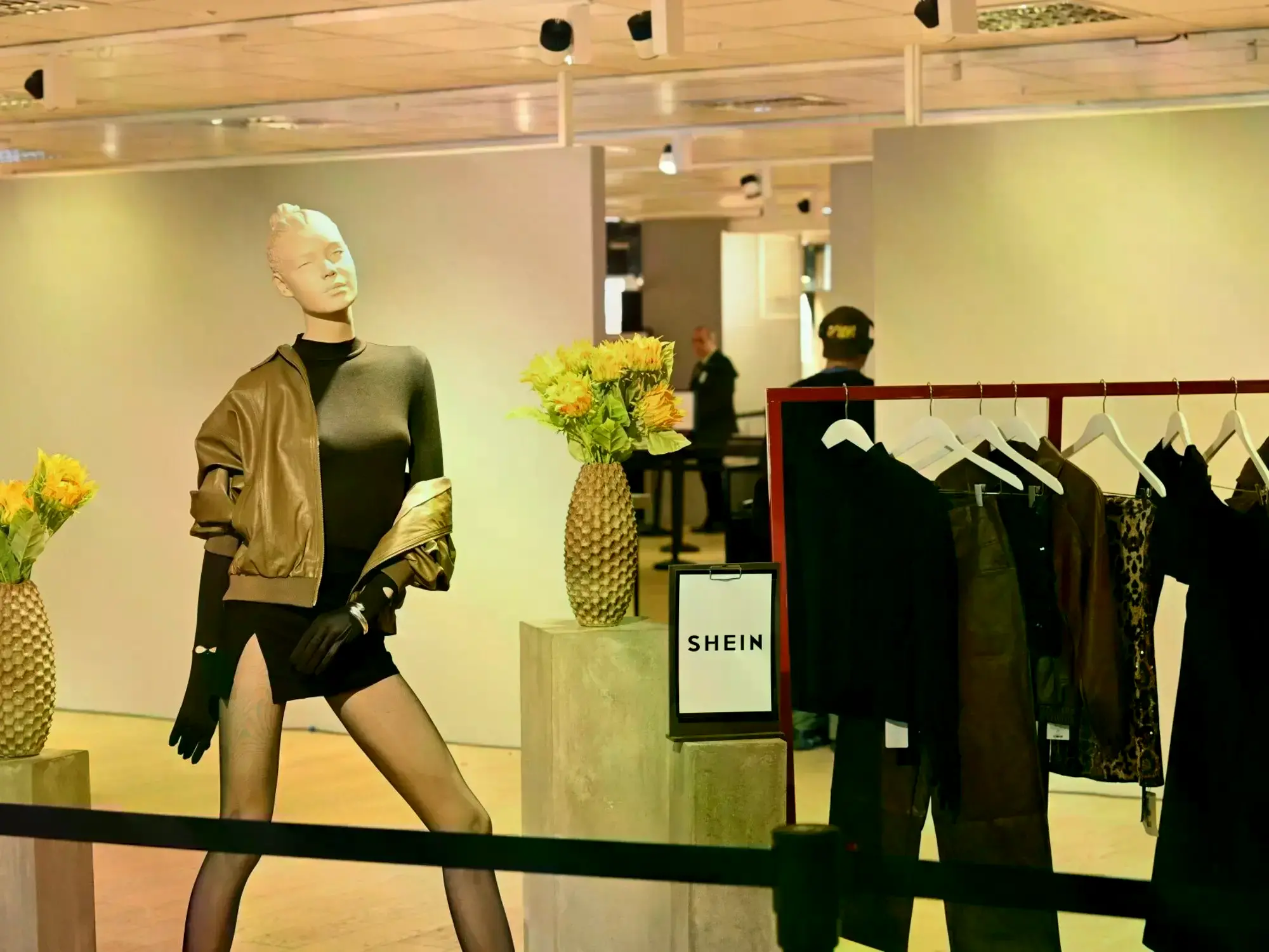 Policías antidisturbios frente al BHV Marais durante la apertura de Shein