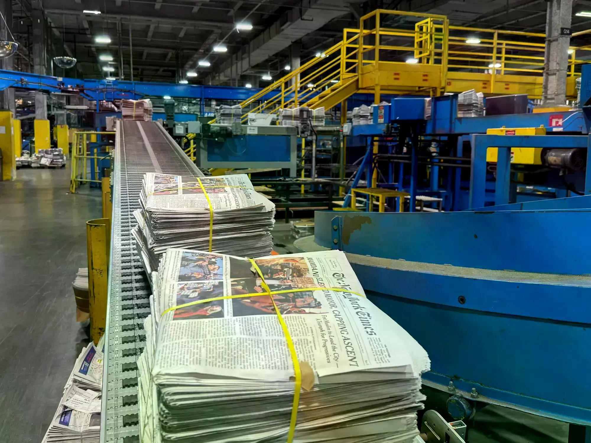 Zohran Mamdani besa a su esposa, Rama Duwaji, tras ganar la alcaldía de Nueva York