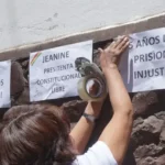 Ciudadanos pegan carteles en el penal de Miraflores tras conocerse el fallo