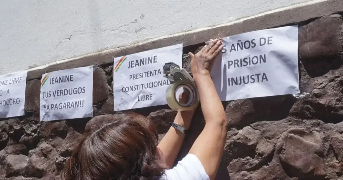 Ciudadanos pegan carteles en el penal de Miraflores tras conocerse el fallo
