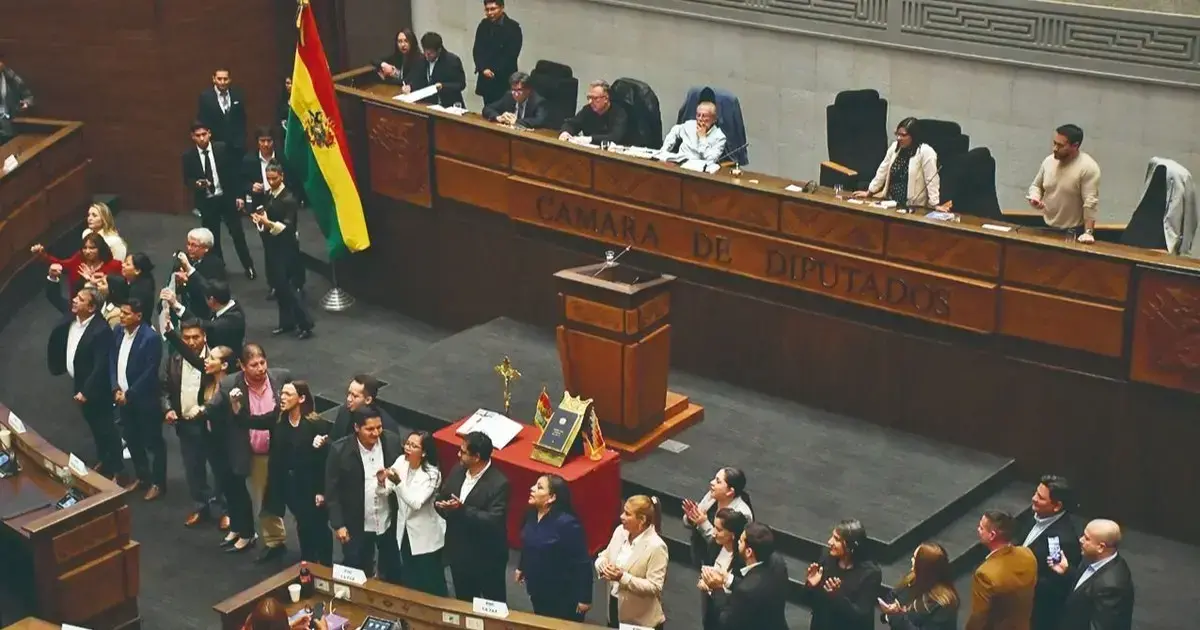 La bancada cruceña en Diputados, durante el acto de juramento en el edificio de la ALP