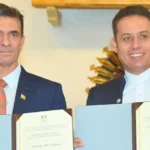 El presidente Rodrigo Paz y el vicepresidente Edman Lara con las credenciales que recibieron del TSE.