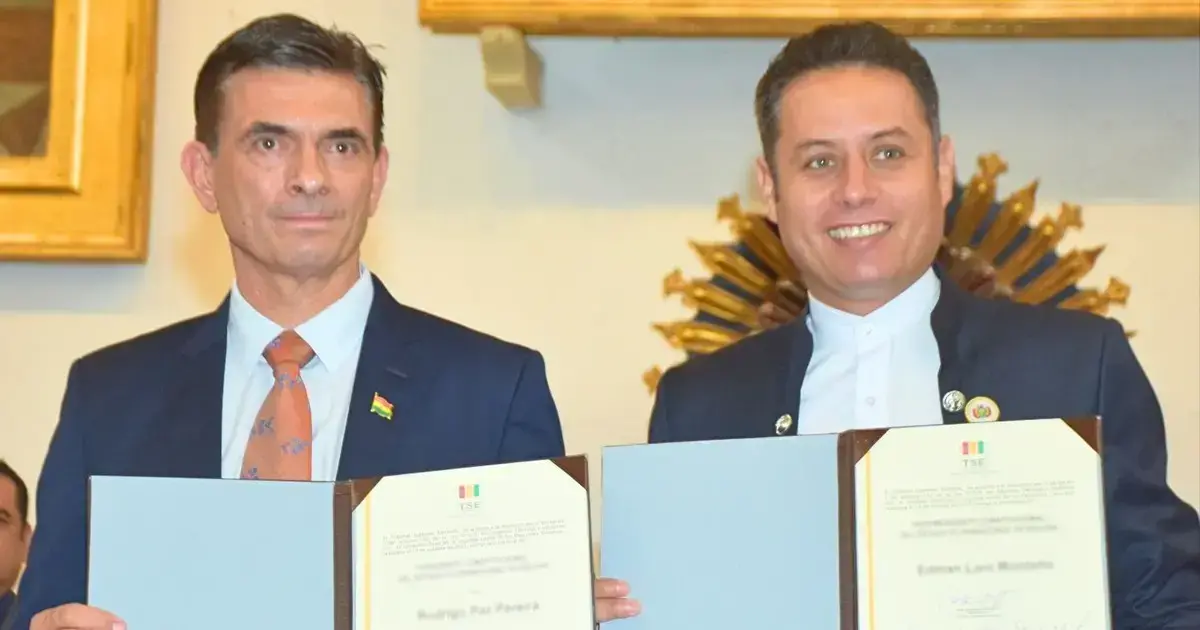 El presidente Rodrigo Paz y el vicepresidente Edman Lara con las credenciales que recibieron del TSE.