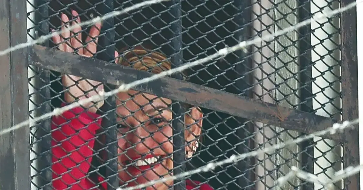 La expresidenta Jeanine Áñez saluda desde una de las ventanas del Centro de Orientación Femenina de Miraflores