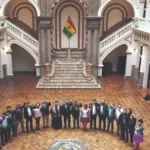 Luis Arce y David Choquehuanca posan junto a los 17 ministros al final de su mandato constitucional