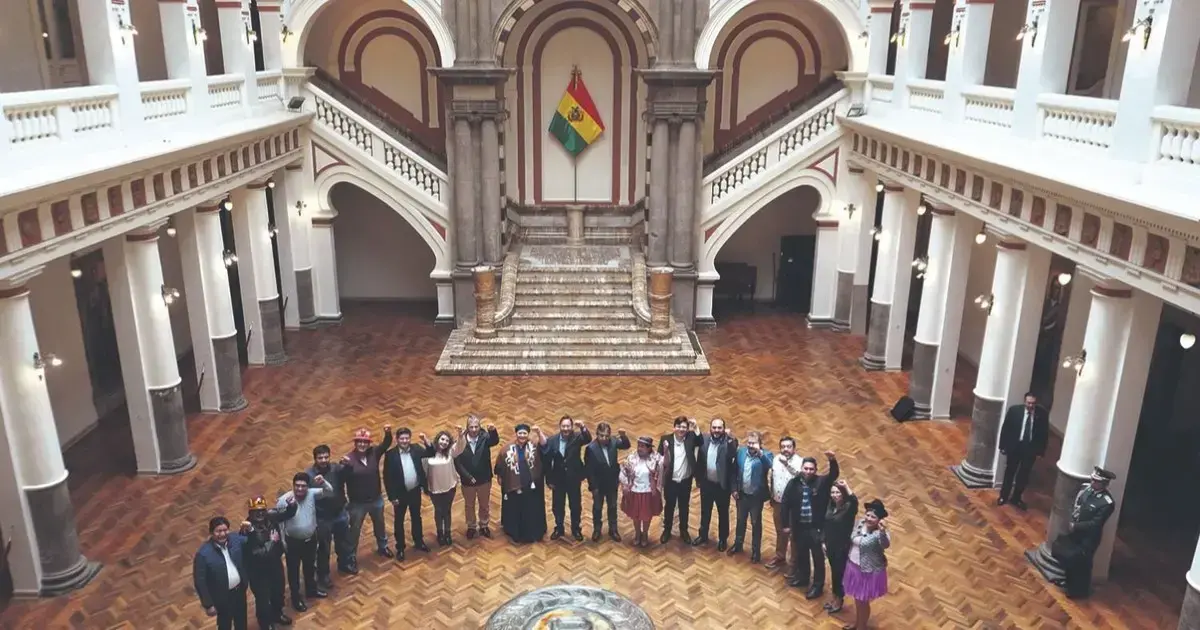 Luis Arce y David Choquehuanca posan junto a los 17 ministros al final de su mandato constitucional