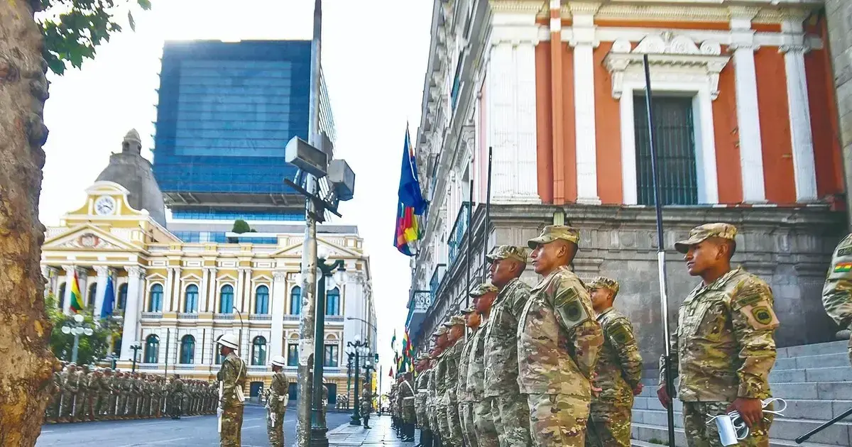 El Regimiento I de Infantería ensaya para los actos protocolares en La Paz.