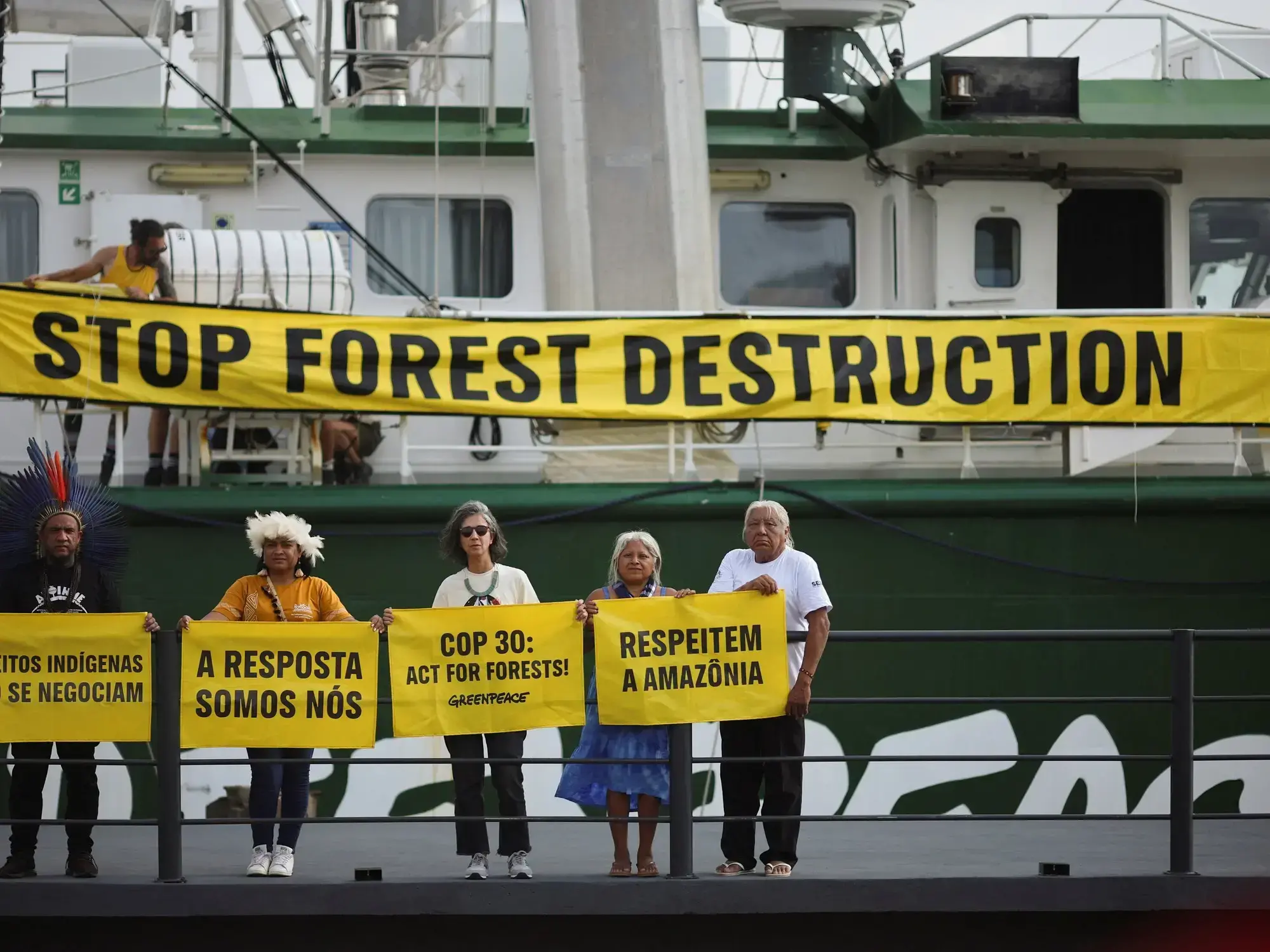 Activistas de Oxfam portan marionetas de líderes mundiales durante una protesta previa a la COP30 en Belém.