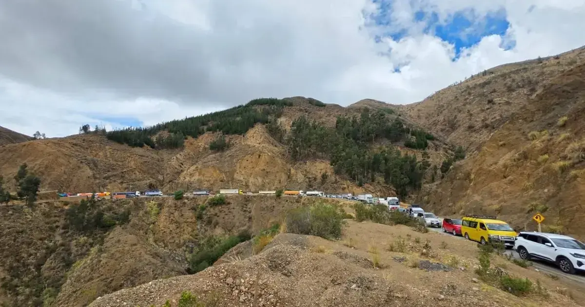 Vehículos en la zona de Llavini durante un cierre programado anterior