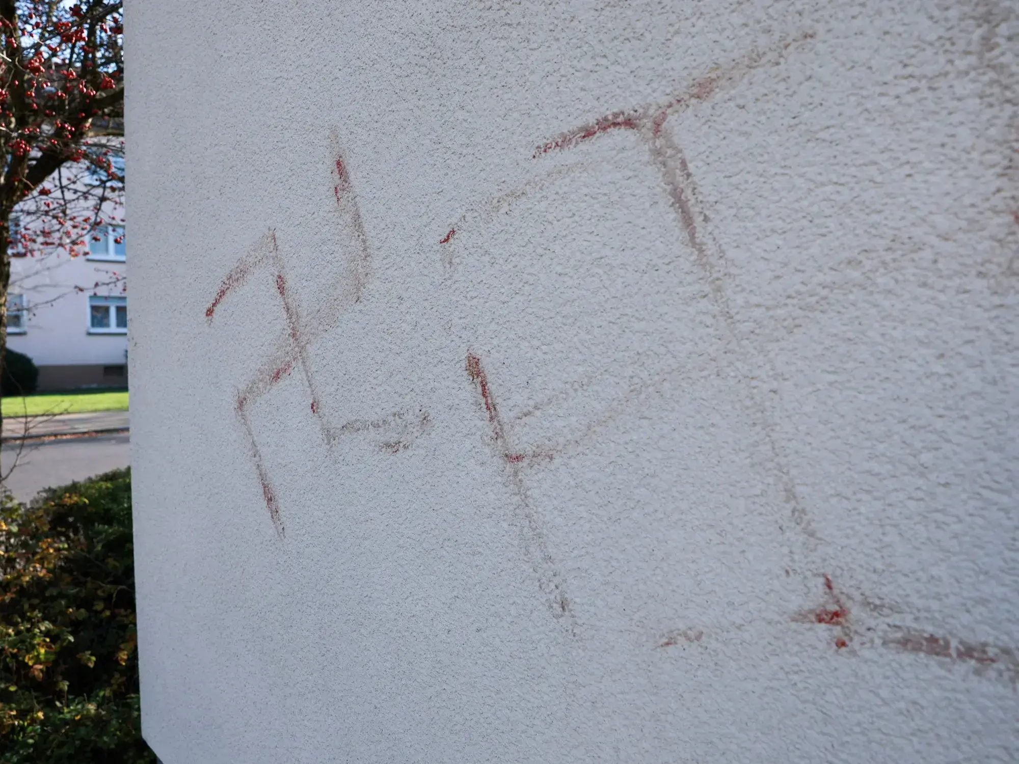 Una de las esvásticas con sangre humana halladas en el buzón de una casa.