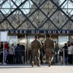 Soldados custodian la entrada del Louvre, en París.