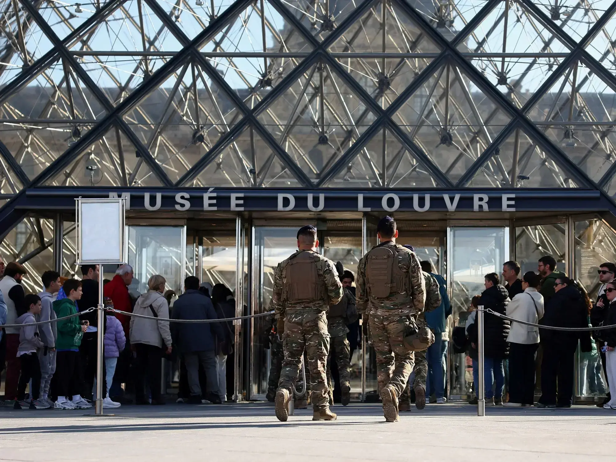 Soldados custodian la entrada del Louvre, en París.