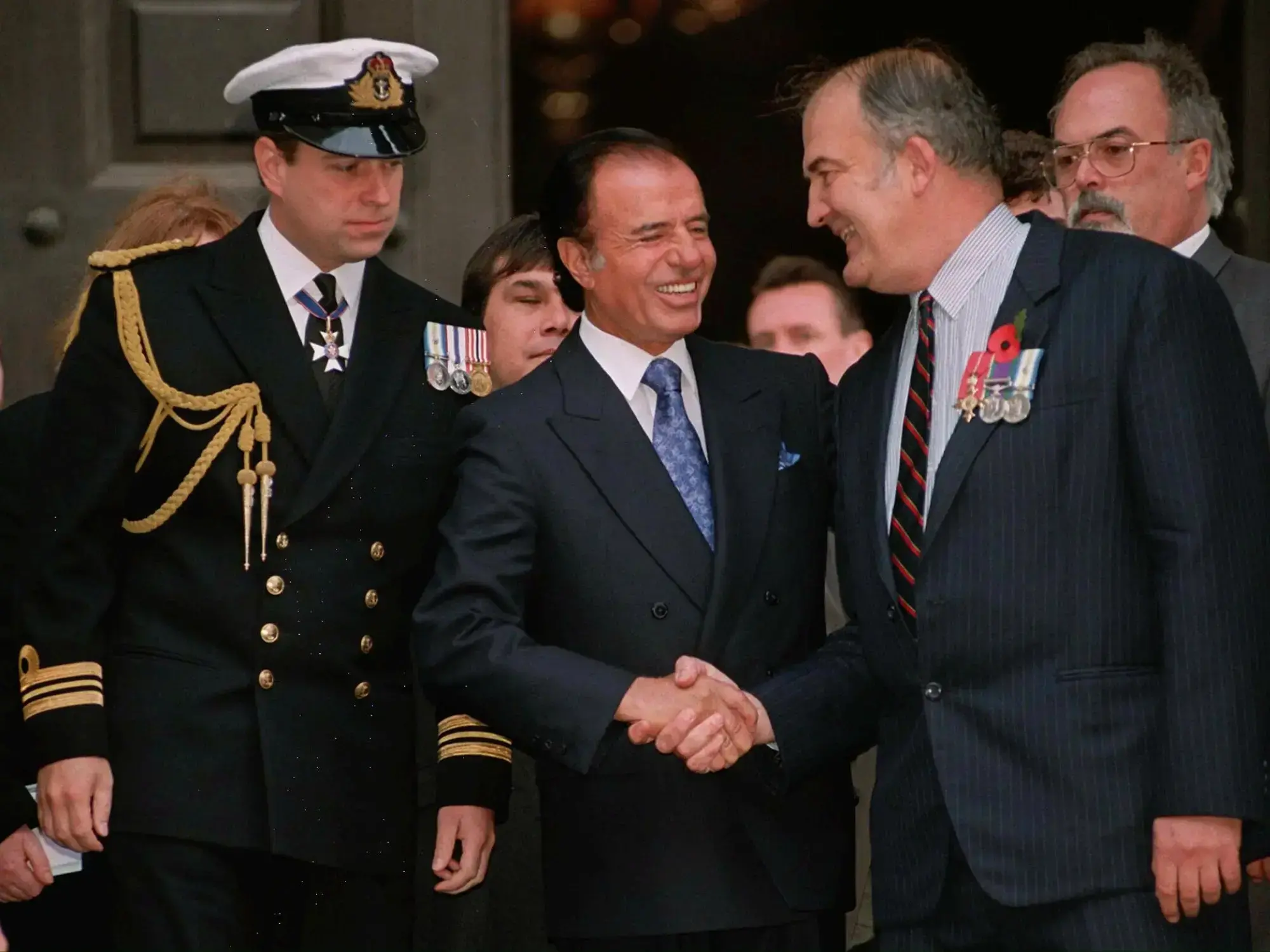 Carlos Menem saluda al príncipe Andrés en un encuentro con veteranos de Malvinas, en 1998.