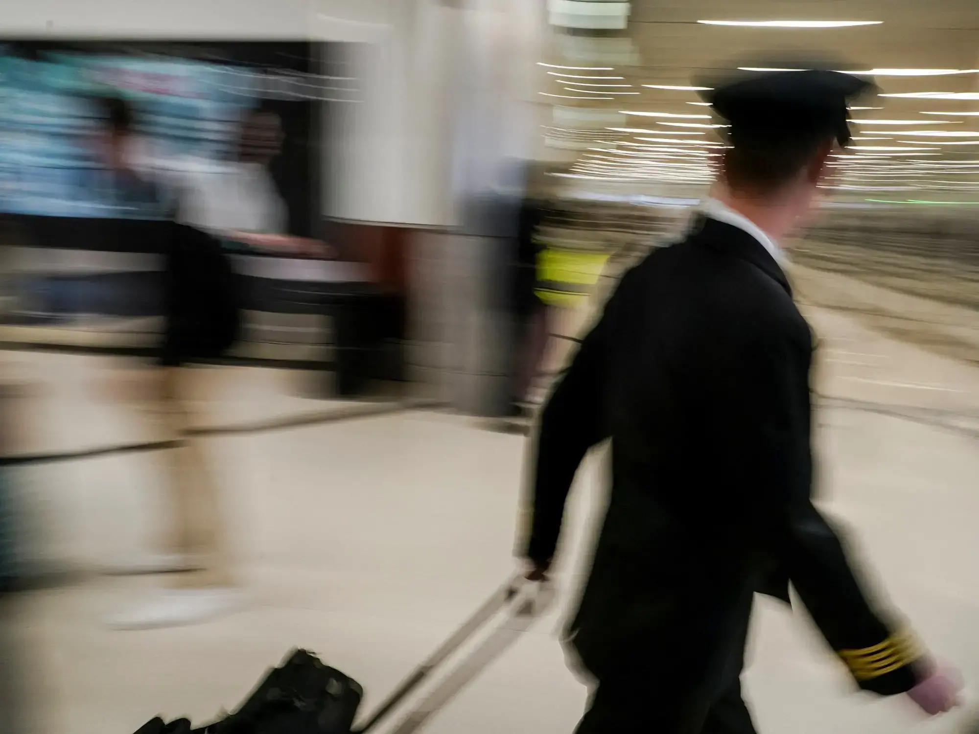 Pasajeros aguardan para abordar un avión en el aeropuerto de Atlanta.