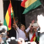 Jeanine Áñez celebra al salir del Centro de Orientación Femenina de Miraflores, en La Paz.