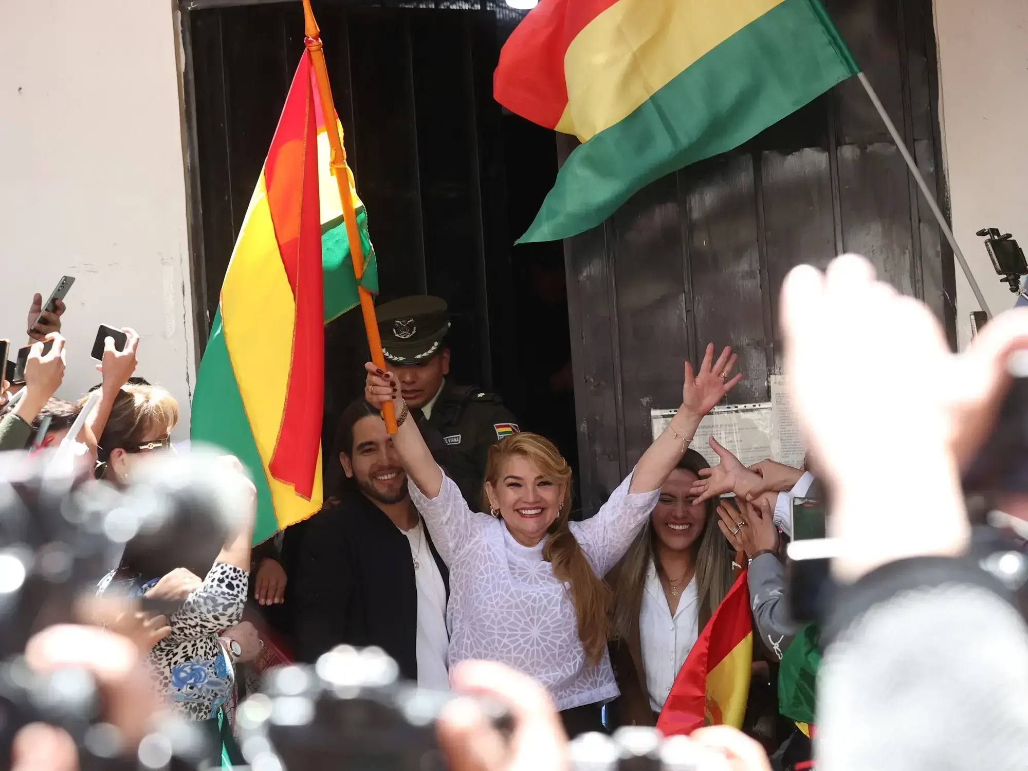 Jeanine Áñez celebra al salir del Centro de Orientación Femenina de Miraflores, en La Paz.