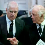 El príncipe Andrés conversa con el rey Carlos al salir de la catedral de Westminster el día del funeral de Catalina, duquesa