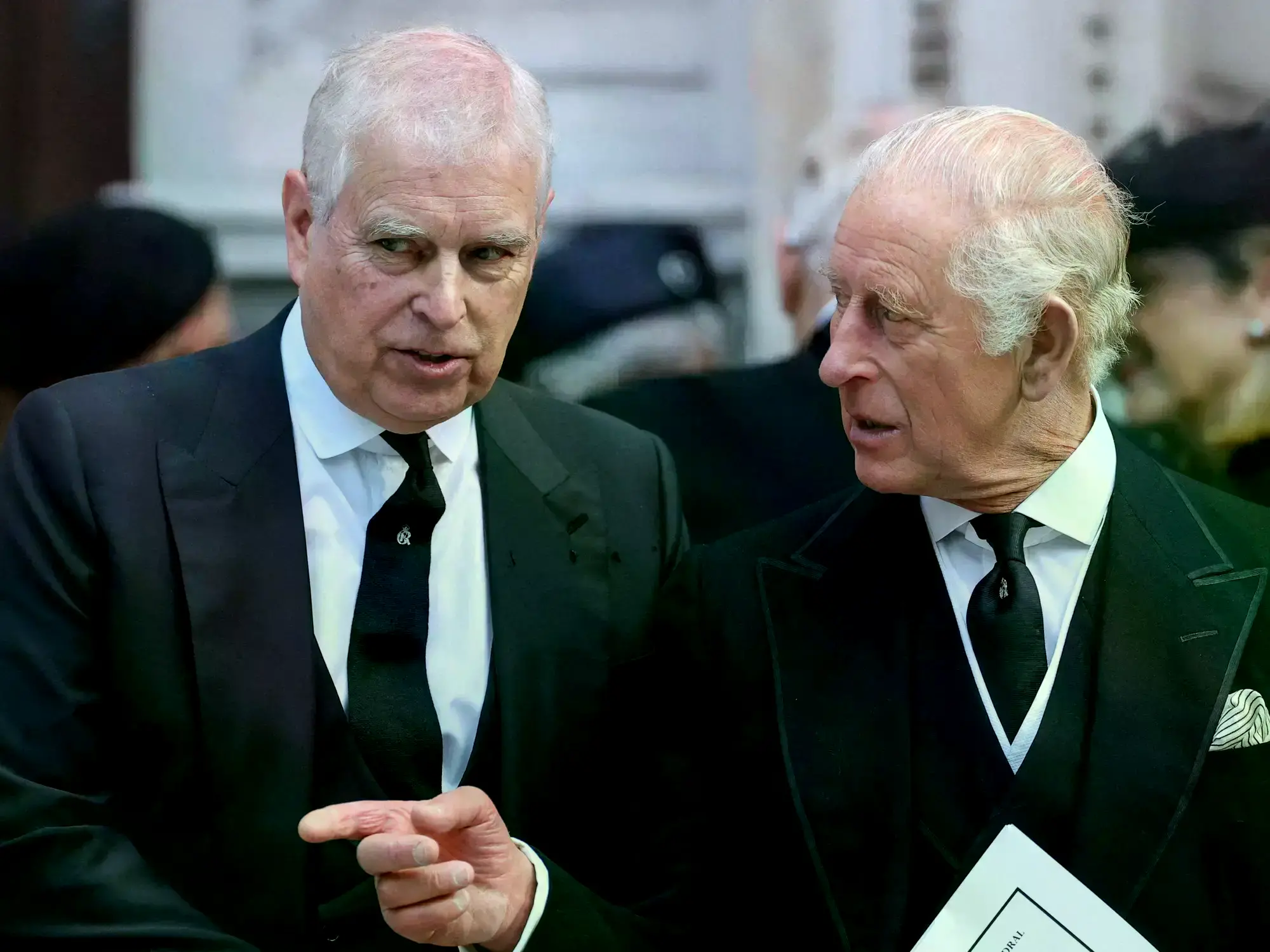 El príncipe Andrés conversa con el rey Carlos al salir de la catedral de Westminster el día del funeral de Catalina, duquesa