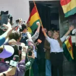 Jeanine Añez sale de la cárcel de Miraflores con una bandera boliviana.