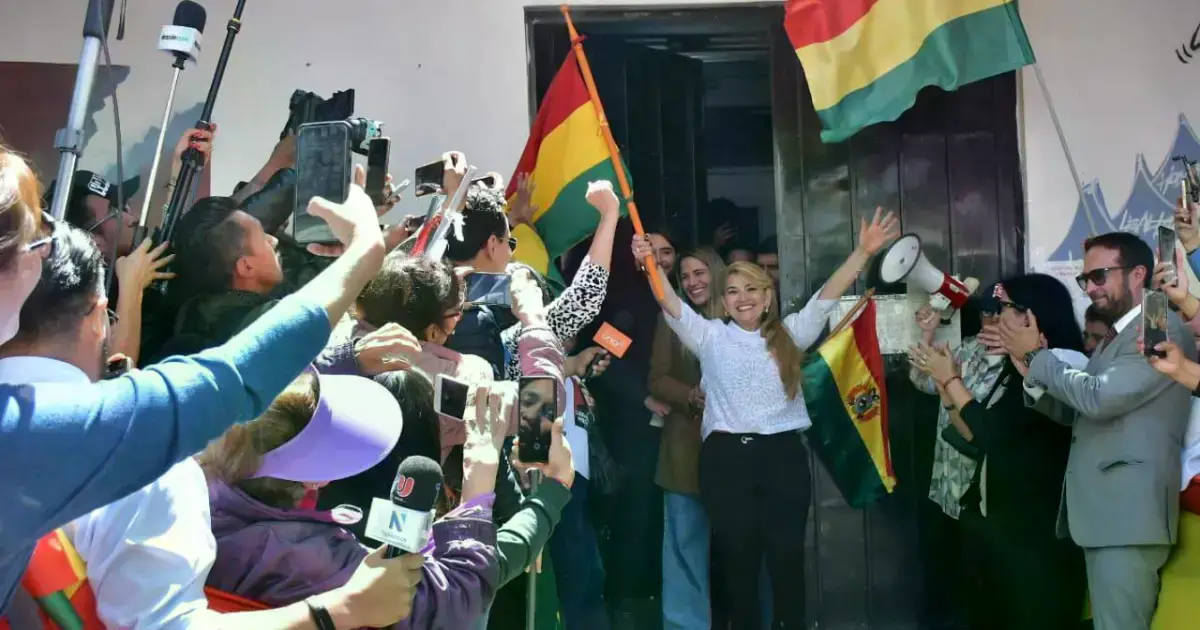 Jeanine Añez sale de la cárcel de Miraflores con una bandera boliviana.