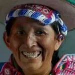 Jeanine Áñez sale del penal de Miraflores con una bandera boliviana.