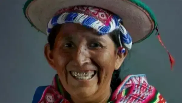 Jeanine Áñez sale del penal de Miraflores con una bandera boliviana.