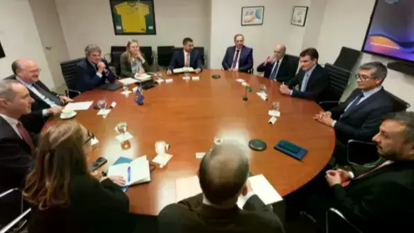 Gabriel Espinoza y José Luis Lupo acompañaron a Rodrigo Paz a una reunión con el BID