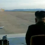 Kim Jong-un dirigiendo el lanzamiento de un misil balístico