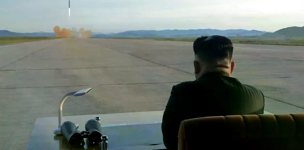 Kim Jong-un dirigiendo el lanzamiento de un misil balístico