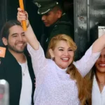 La expresidenta Jeanine Áñez sale del penal de Miraflores acompañada de sus hijos