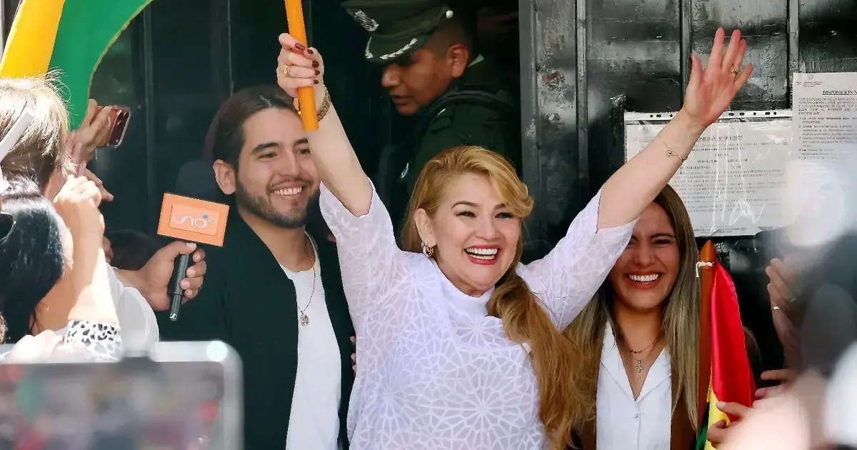 La expresidenta Jeanine Áñez sale del penal de Miraflores acompañada de sus hijos